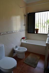 ein Badezimmer mit Toilette, Badewanne und Waschbecken in der Unterkunft Caminito Del Rey Valley House in Valle de Abdalagís