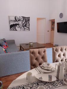 Dar Salah BeyにあるLinaのソファとテーブルのあるリビングルーム