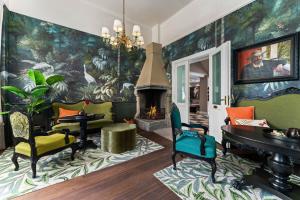 een woonkamer met een muurschildering met een open haard bij Hotel Breiseth in Lillehammer