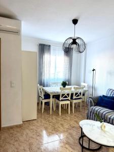 una sala de estar con una mesa y un sofá en P.S. Apartment, en Torrevieja
