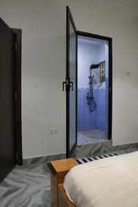 Ένα ή περισσότερα κρεβάτια σε δωμάτιο στο Al Noor Lodge