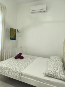 Ένα ή περισσότερα κρεβάτια σε δωμάτιο στο Rumah Huda