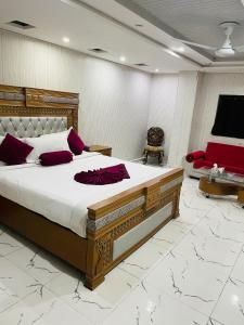 Postel nebo postele na pokoji v ubytování Hotel Golden Tree + 16 fotografií