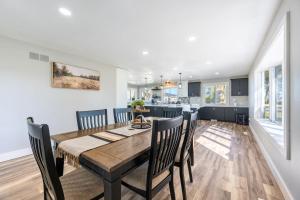 ein Esszimmer und eine Küche mit einem Holztisch und Stühlen in der Unterkunft Relaxing Country-view Home Near Golf & Casino in Rockford