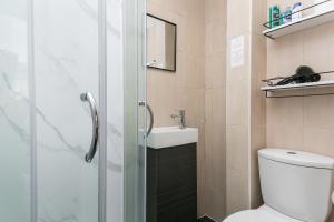 een badkamer met douche, toilet en wastafel bij Rooms In Yorkway - KC17 in Londen +7 foto's