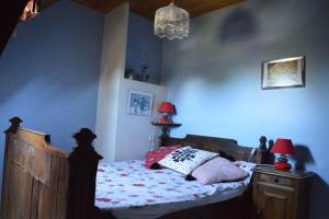 a bedroom with a bed with two lamps on it at Gîte à la ferme I An Ti Ar Sav Heol in Sarzeau