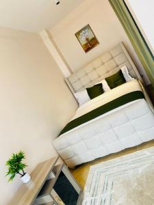 een slaapkamer met een groot bed in een kamer bij Ww Homes in Nairobi