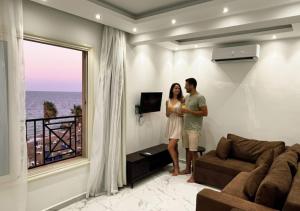 Ein Mann und eine Frau stehen im Wohnzimmer in der Unterkunft Juliana Golden Beach Resort in Hurghada