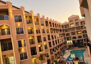 ein großes Apartmenthaus mit Pool in der Unterkunft Juliana Golden Beach Resort in Hurghada + 36 Fotos