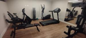 Un gimnasio con varias bicicletas estáticas en una habitación. en QUARTO ASSEMBLEIA Lourdes, en Belo Horizonte