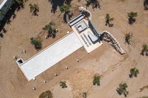 een overzicht van een groot gebouw in een veld bij Villa Amnalys in Amnátos