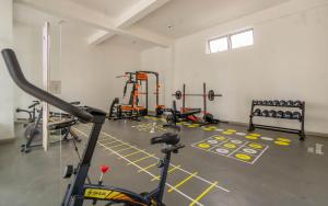 een sportschool met fietsen en andere apparatuur in een kamer bij Ww Homes in Nairobi