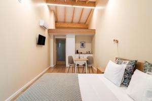 TV a/nebo společenská místnost v ubytování Grandmother Custódia's House Gerês