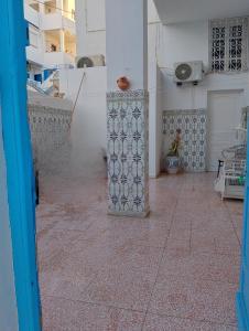 Dar Salah BeyにあるLinaのタイルフロアのリビングルーム(ドア付)