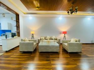 Χώρος καθιστικού στο Luxury Stay Royal Villa Aerocity mohali