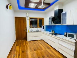 Η κουζίνα ή μικρή κουζίνα στο Luxury Stay Royal Villa Aerocity mohali