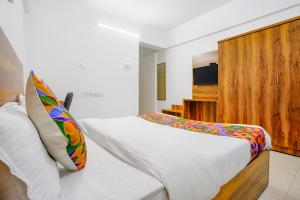 Ένα ή περισσότερα κρεβάτια σε δωμάτιο στο FabHotel Wellax 24 Service Apartments