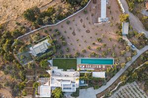 een bovenaanzicht van een gebouw met een zwembad bij Villa Amnalys in Amnátos