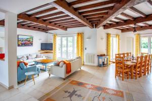 Posezení v ubytování Villa del Monts by Villa Plus