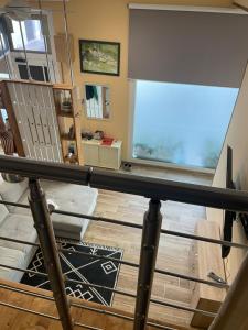 Blick auf ein Wohnzimmer vom obersten Stockwerk eines Hauses in der Unterkunft Loft al centro in Avola