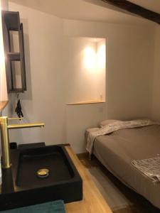 een kamer met een bed en een bad. bij Magnifique Suite - Fox Duke South Vieux Village in Les Angles Gard