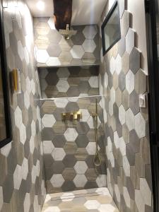 een badkamer met een douche en een tegelvloer bij Magnifique Suite - Fox Duke South Vieux Village in Les Angles Gard
