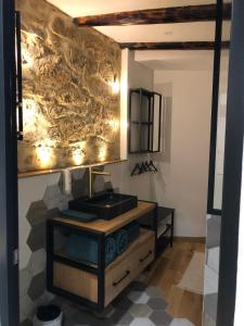 een badkamer met een wastafel en een spiegel bij Magnifique Suite - Fox Duke South Vieux Village in Les Angles Gard +10 foto's