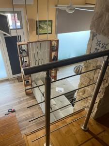 Blick auf ein Metallgeländer in einem Zimmer in der Unterkunft Loft al centro in Avola