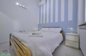 Ένα ή περισσότερα κρεβάτια σε δωμάτιο στο Cozy Apartment in Varenna Stunning View with Air Conditioning