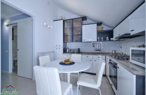 Η κουζίνα ή μικρή κουζίνα στο Cozy Apartment in Varenna Stunning View with Air Conditioning