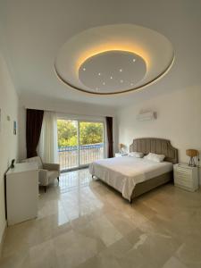 a bedroom with a large bed with a large ceiling at Albatlos in Yaka