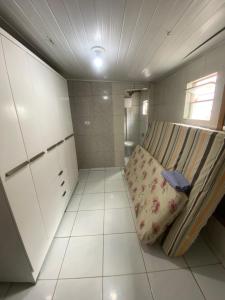 a small room with a bed and a window at Alugo casa festival de inverno in Garanhuns