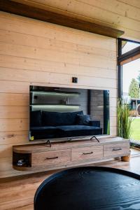 Μια τηλεόραση ή/και κέντρο ψυχαγωγίας στο Mini Chatki