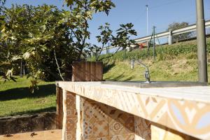 un mostrador de hormigón con fregadero en un jardín en Apartamentos La Gloria, en Santillana del Mar 55 fotos más