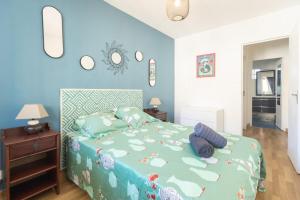 Postel nebo postele na pokoji v ubytování Nid du 5ème - Proche métro et commerce + 4 fotografie