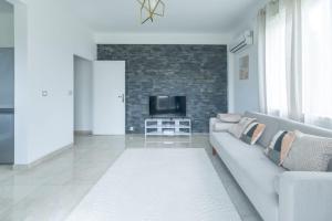 een woonkamer met een bank en een tv bij Appartement T3 Allauch - Jardin calme - Cocon d'allauch in Allauch