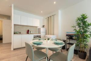 a kitchen and a dining room with a table and chairs at L'Olivier - Centre de la Ciotat in La Ciotat