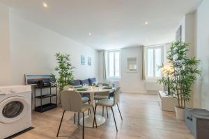 a kitchen and dining room with a table and chairs at L'Olivier - Centre de la Ciotat in La Ciotat +12 photos