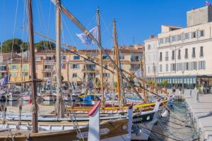 a group of boats docked in a harbor with buildings at Le Senaya - Sanary sur mer - Au calme in Sanary-sur-Mer