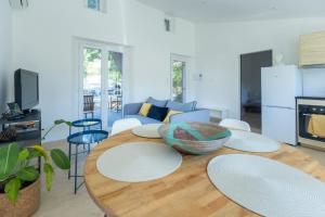 a living room with a table with bowls on it at Appartement sur Domaine Aix - Piscine Tennis - Mozart in Aix-en-Provence