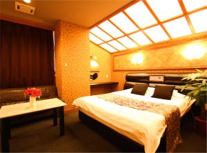 Postel nebo postele na pokoji v ubytování ホテル 白雪姫 -水島インターチェンジ隣-