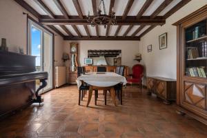 ein Wohnzimmer mit einem Tisch und einem Klavier in der Unterkunft Chalet Echalas in Échalas