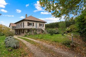 ein altes Haus mit einem Feldweg davor in der Unterkunft Chalet Echalas in Échalas