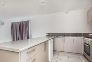 Η κουζίνα ή μικρή κουζίνα στο Tennela Haven North Lakes