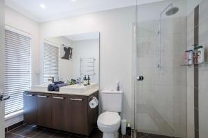 Ένα μπάνιο στο Tennela Haven North Lakes +7 φωτογραφίες