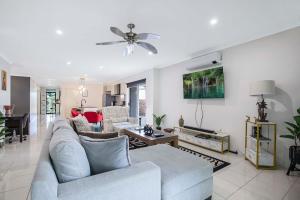 Χώρος καθιστικού στο Tennela Haven North Lakes