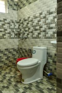 Un baño de Immanuel Homestay, Kalathipady, Kottayam, Flat D