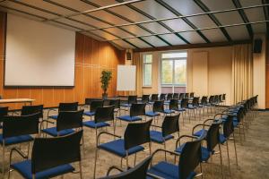 ハンブルクにあるBettenburg Hotelの会議室(椅子、スクリーン付)