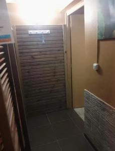 a door in a room with a tile floor at Appartement avec Terrasse à Capesterre-Belle-Eau in Petites Mamelles