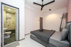 une chambre avec un lit et une salle de bain avec WC dans l'établissement FAMILY Unit Emerald Avenue 5-06, à Brinchang 90 autres photos